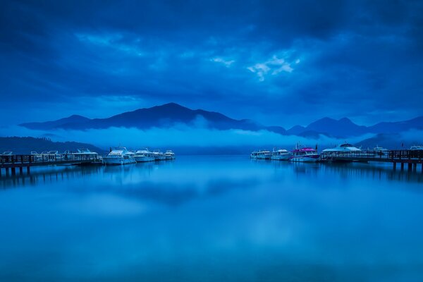 Boote an der Anlegestelle im Nebel