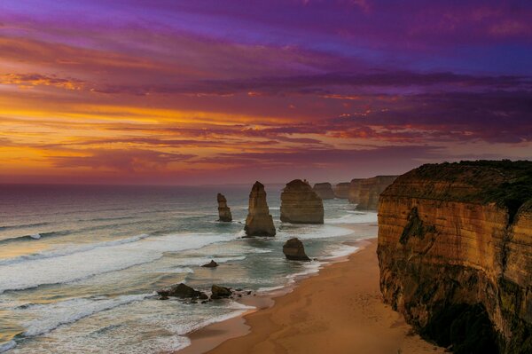 Puesta de sol en una PLAYA AUSTRALIANA ENTRE los DOCE APÓSTOLES