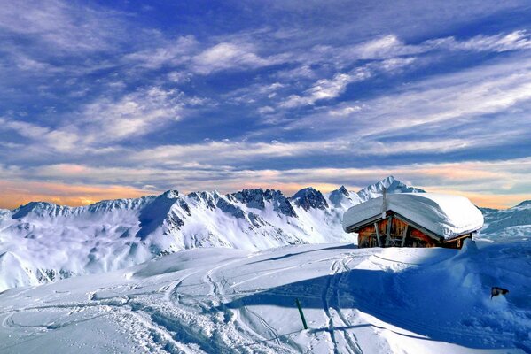 Casa en la nieve en medio de las nubes