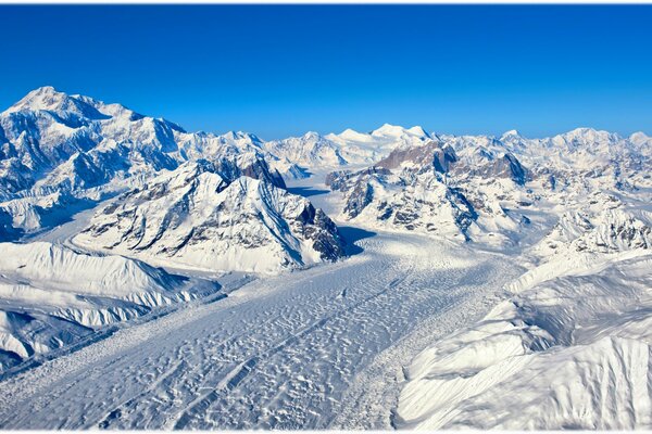 Route d hiver sur fond de montagnes