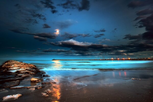 Superficie del mar a la luz de la Luna