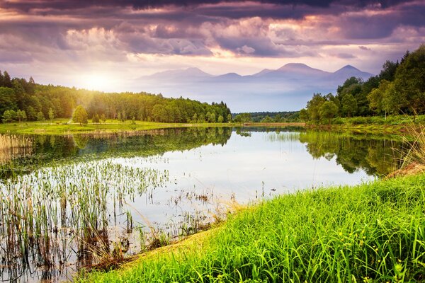 Nuvole affascinanti e un meraviglioso paesaggio di un fiume calmo