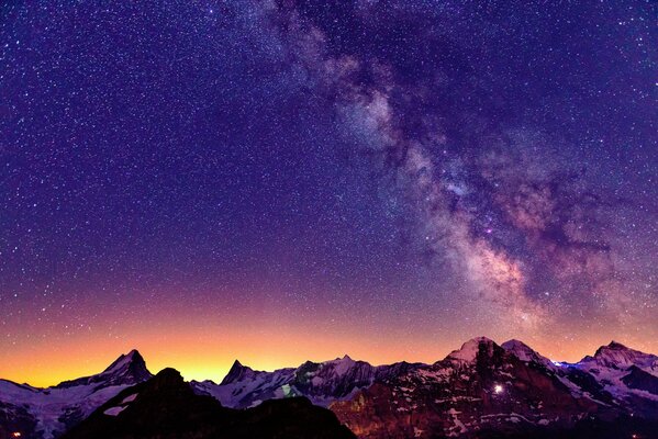 Puesta de sol y cielo estrellado en los Alpes