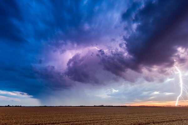 Gewitter und Blitze über dem Wüstenfeld