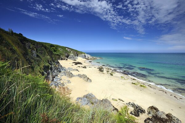 Sandstrand am azurblauen Meer