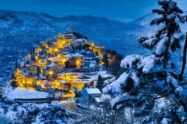 Panorma pueblo de montaña en la noche de invierno