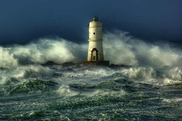 Phare à travers les vagues de la tempête