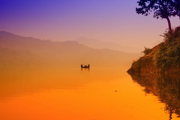 Conocer el amanecer en el lago skoz niebla