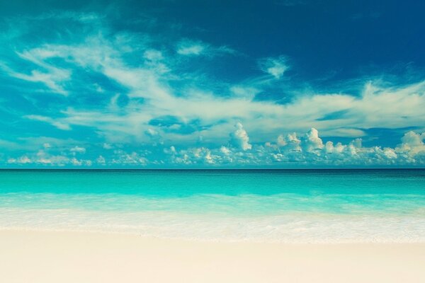 Strand mit Sand und blauem Himmel