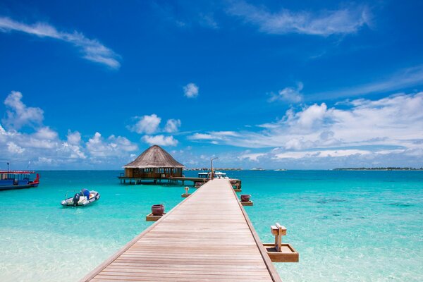 Anlegeplatz am Meer im Sommer