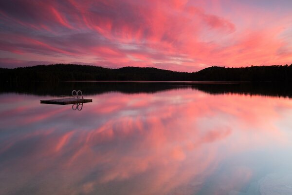 Tramonto rosa, calma distesa d acqua