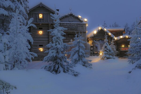 Verschneite Nacht im Winter in Lappland