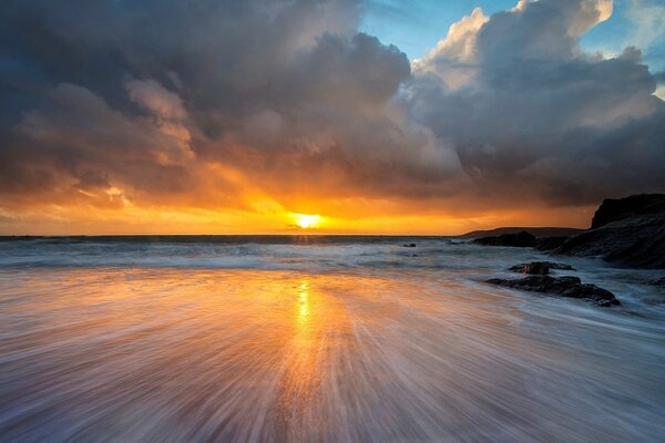 Vagues sur la mer pendant le coucher du soleil