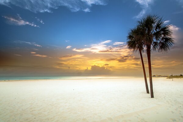 Weißer Sandstrand bei Sonnenuntergang