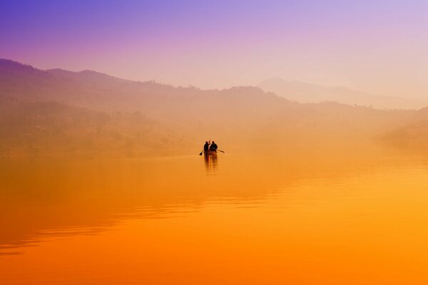 Brouillard sur le lac parmi les collines