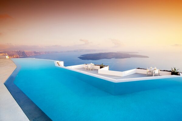 Paysage marin du soir avec piscine