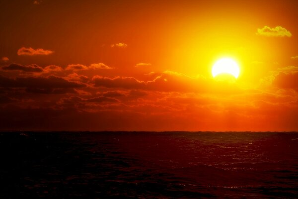 Beau coucher de soleil au bord de la mer