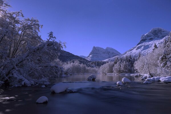 Río de montaña de invierno en Noruega