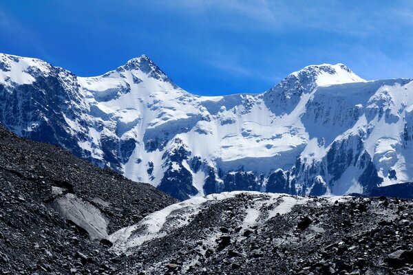 Schöne schneebedeckte Berggipfel