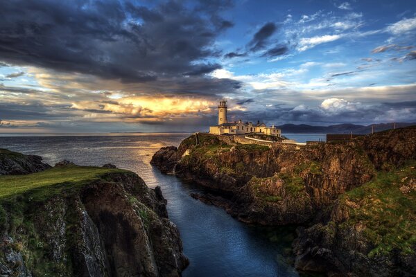 Paisaje de faro en medio del océano en Irlanda