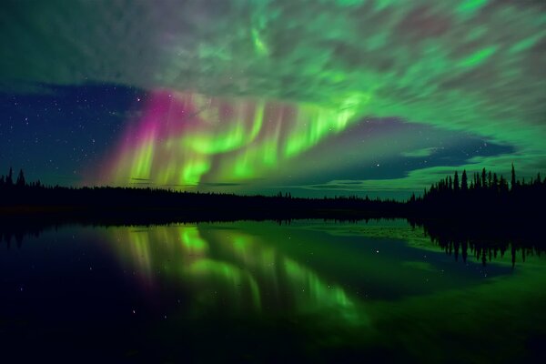 The Northern lights are reflected in the lake