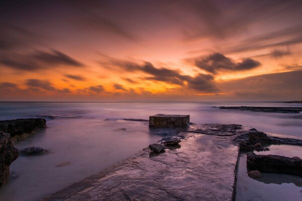 Nuvole sul mare. Costa rocciosa