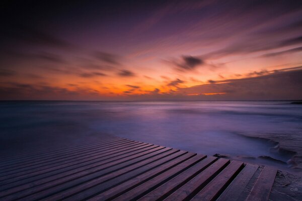 Paysage grand écran de la mer et coucher de soleil dans le ciel