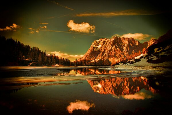 Berge im Wald unter Schnee und Wasser