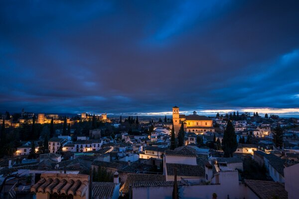 Ciel bleu du soir sur la ville