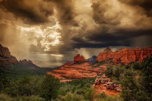 Sol a través de la tormenta sobre el desierto de Arizona