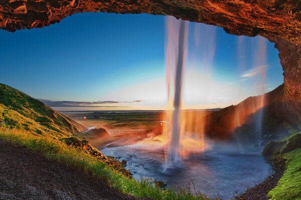 Seljalandsfoss-Wasserfall in der Sonne in Island