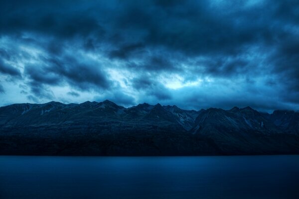 Berglandschaft am Meer