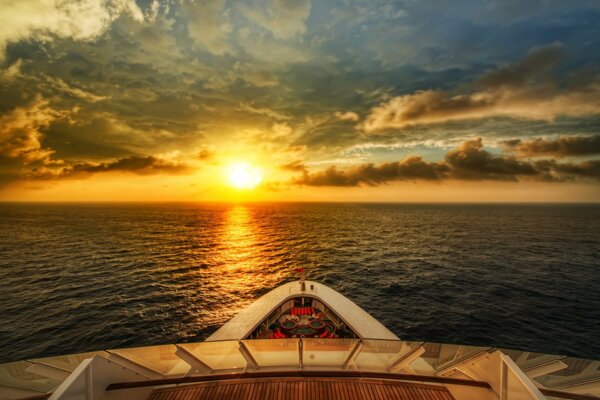 La proa del barco y el reflejo de la puesta de sol en el mar