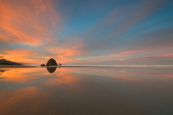 Reflejo de las nubes en el mar al atardecer