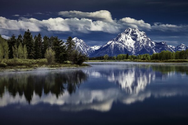 Mount Moran wird im Snake River angezeigt