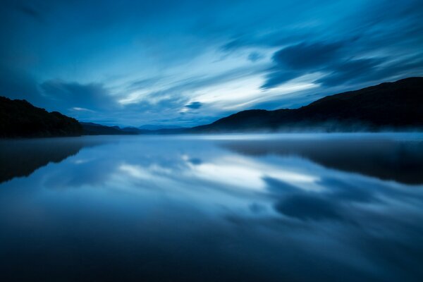 Niebla en el lago liso