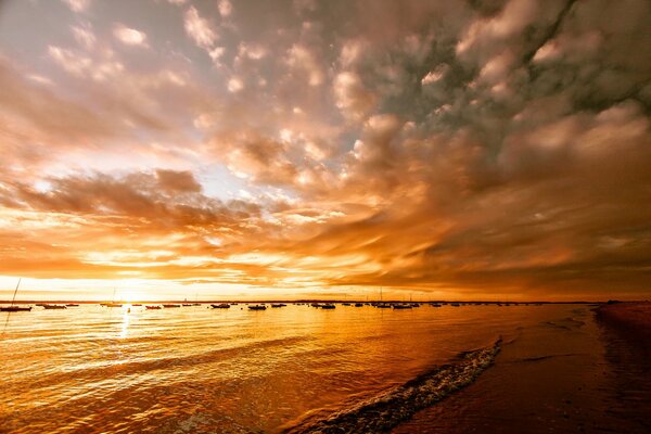 Bellissimo tramonto sul lago