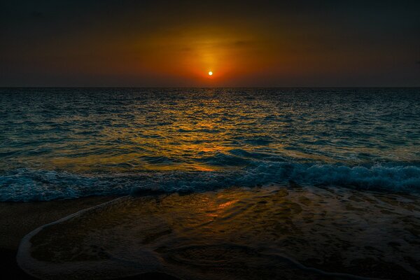 Sonnenuntergang am Strand am Meer