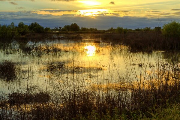 Tramonto serale sul lago