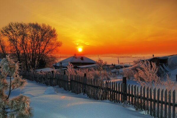 Villaggio avvolto nel tramonto invernale