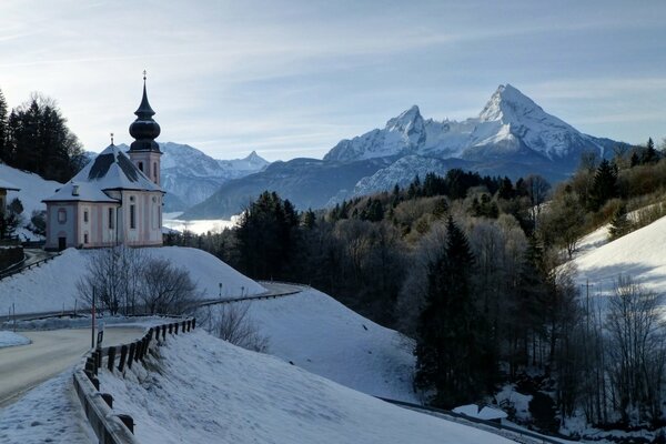 Bella chiesa sullo sfondo di montagne innevate