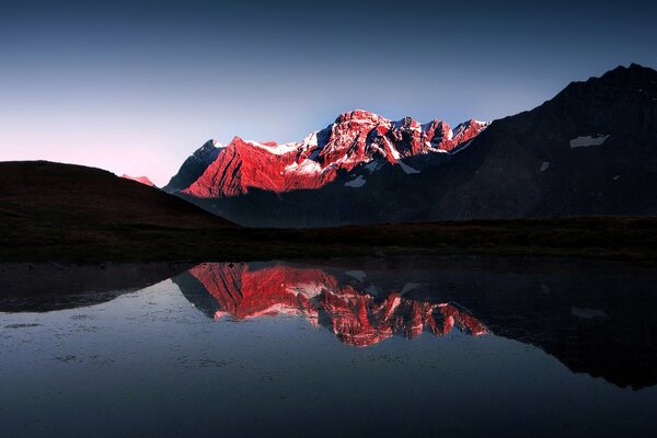 Licht und Dunkelheit über See und Berge