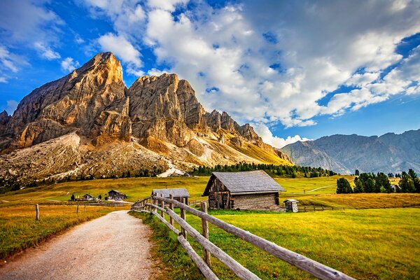 Bergige Landschaft von Nizza unter den Wolken