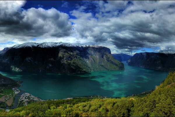 A town by a lake in the mountains