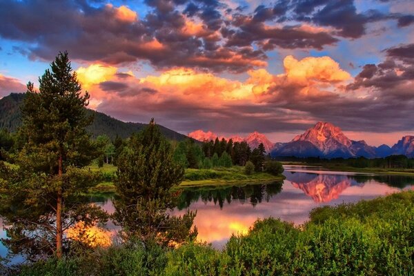 Hermosa puesta de sol se muestra en el lago