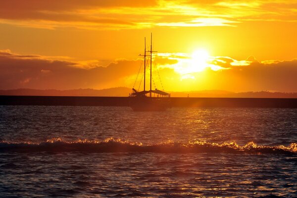 Sagoma di una nave in mare al tramonto