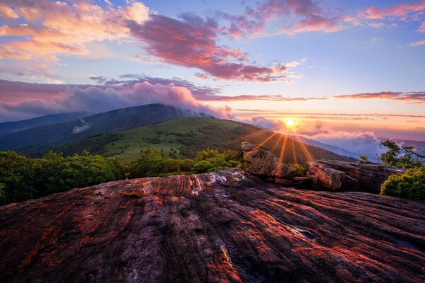 Les rayons du soleil au sommet de la montagne