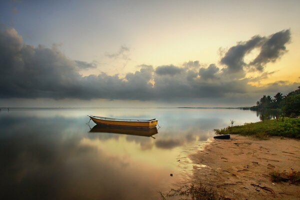 Bateau sur fond de nuages