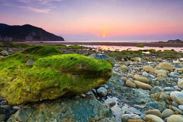 Piedras de mar y amanecer