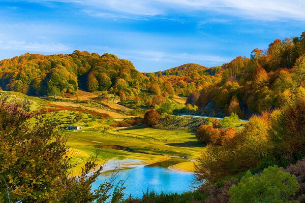 Paisaje de otoño con la imagen de bosques, colinas del río